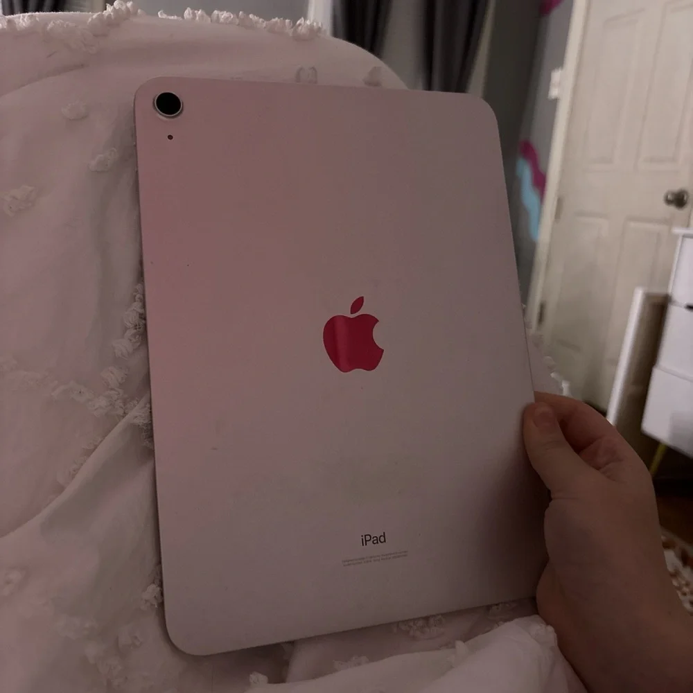 10TH GEN SILVER BRAND NEW IPAD